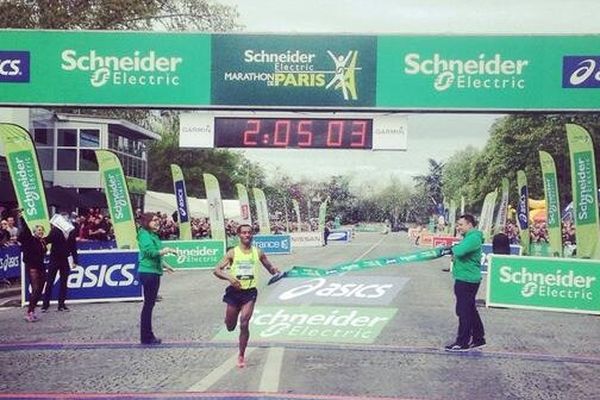 L'Ethiopien Kenenisa Bekele a remporté ce dimanche 6 avril le 38e marathon de Paris en 2h05'02.