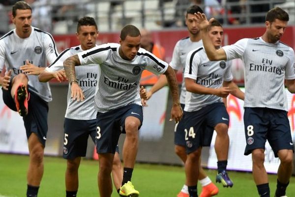 Les joueurs parisiens, lors d'un échauffement, avant d'affronter Reims en match d'ouverture de la saison de ligue 1.