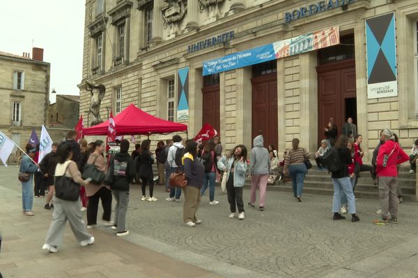 Quelques dizaines d'étudiants se sont rassemblés en soutien au Poing levé, mercredi 25 septembre devant l'université de Bordeaux.