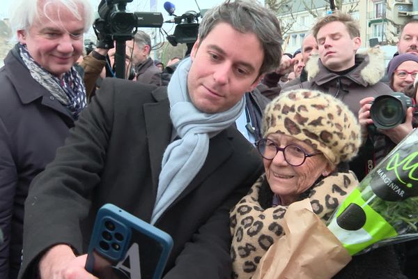 Gabriel Attal a accepté de prendre quelques photos avec des Caennais sur le marché dominical de la cité calvadosienne.