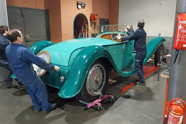 L'équipe de l'atelier de réparation du musée de l'automobile amène la Bugatti Royale sur le pont.