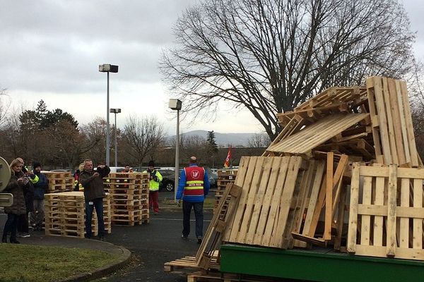 Jeudi 5 janvier 2017, les salariés de la Seita bloquent l'entrée de l'usine de Riom (63). La direction a annoncé la fermeture du site auvergnat.