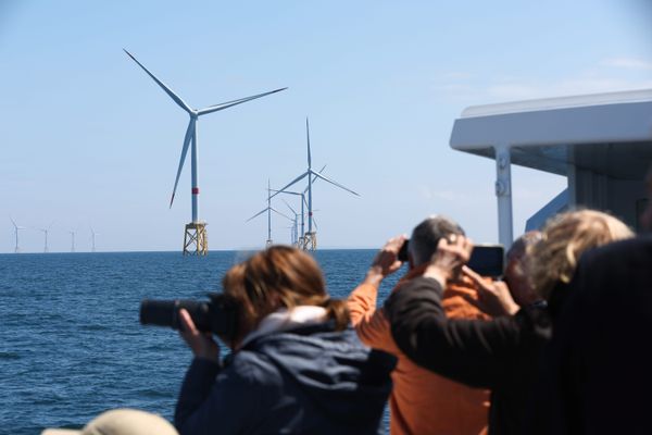 Depuis le 1er juillet 2024, la navigation est à nouveau autorisée au sein du parc éolien offshore de Saint-Brieuc. Des visites sont organisées au plus près des mâts des éoliennes.