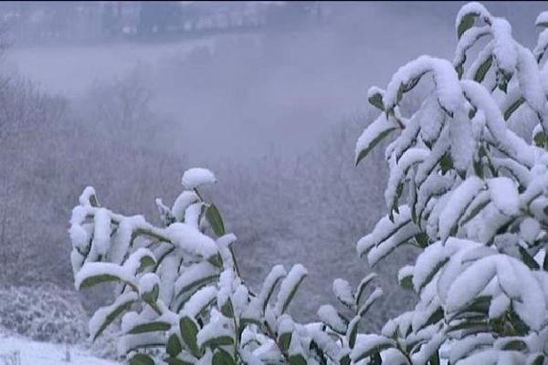 La neige tombée ces dernières heures peut rendre la circulation difficile sur certains axes routiers