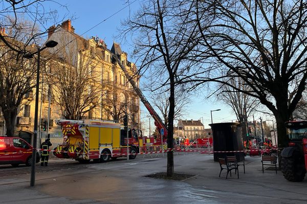 La place de la République à Dijon est toujours bouclée par les pompiers, suite à l'incendie d'un immeuble ce 31 janvier 2025.