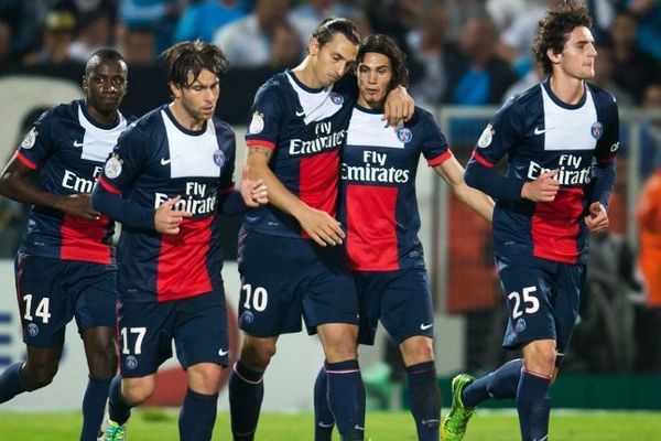 Les joueurs du Paris Saint-Germain, réduits à dix, ont réussi à s'imposer 2 buts à 1 face à Marseille. Le match a été marqué par de nombreux cartons distribué par l'arbitre de la rencontre Clément Turpin, dont un rouge pour Thiago Motta.