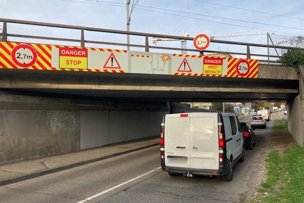 De nouveaux panneaux ont été posés sur le pont de la Fonderie, cauchemar de nombreux Mulhousiens.