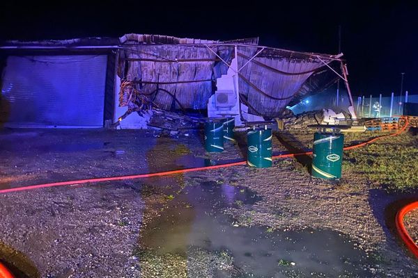 Le feu est parti dans un hangar. Du matériel agricole et celui d'un brasseur ont été détruits.