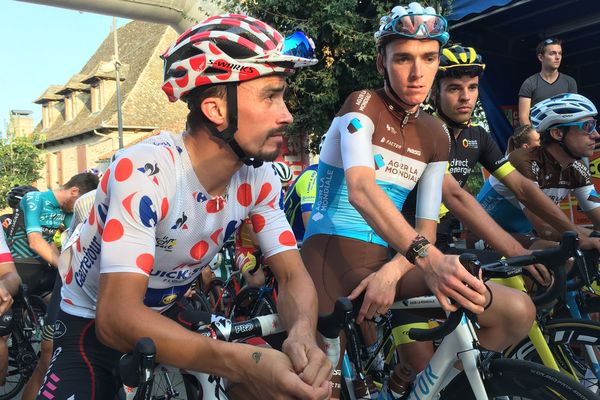 Romain Bardet et Julian Alaphillipe, lors du Critérium de Marcolès (Cantal). Avant les mondiaux de cyclisme, les deux grands favoris se sont entraînés sur les routes du Puy-de-Dôme.