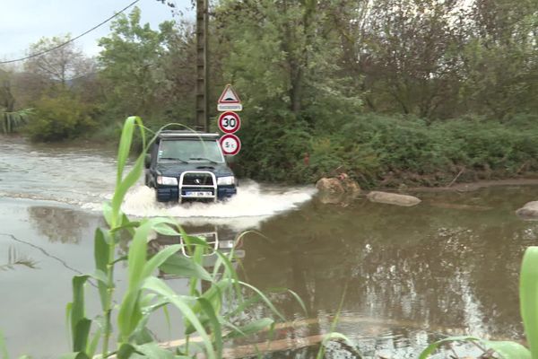 Quartier des Moulins à Puget-sur-Argens dans le Var (83). Les routes sont difficilement praticables après l'épisode méditerranéen qui a frappé cette région samedi 26 et dimanche 27 octobre 2024.