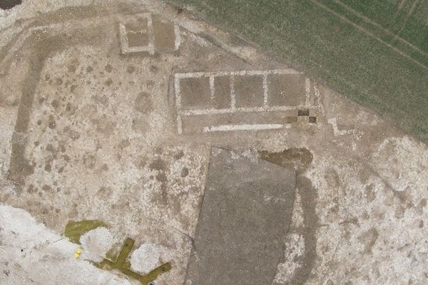 Vue aérienne de l'enclos du sanctuaire et du bâtiment romain mis au jour à Thézy-Glimont dans la Somme