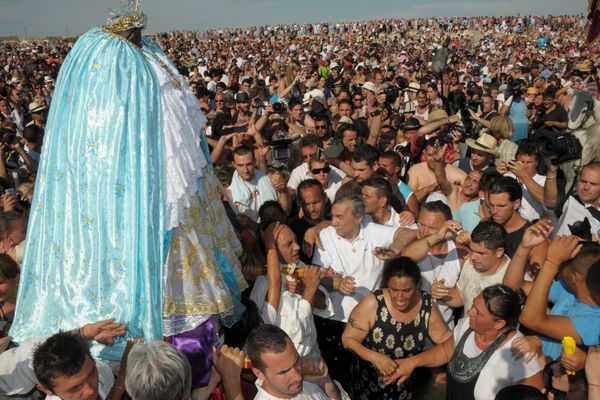 Le traditionnel pèlerinage des Saintes-Maries-de-la-Mer, ou pèlerinage des gitans, attire chaque années des milliers de personnes. 