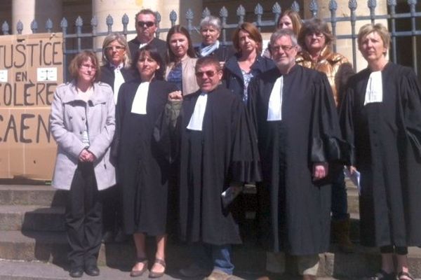 Les greffiers devant l'ancien tribunal