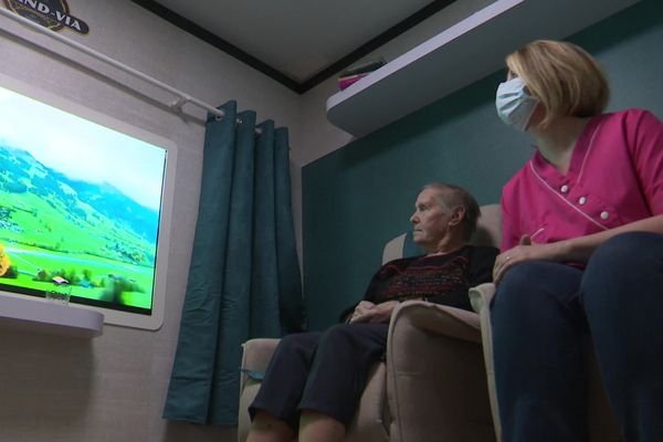 Irène, 93 ans, dans le train fictif de l'Ehpad de Châteauneuf-la-forêt