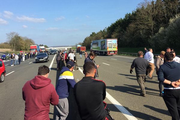 Dans le calme, les forains ont installé un barrage filtrant sur l'autoroute au niveau de la sortie vers Rennes. 