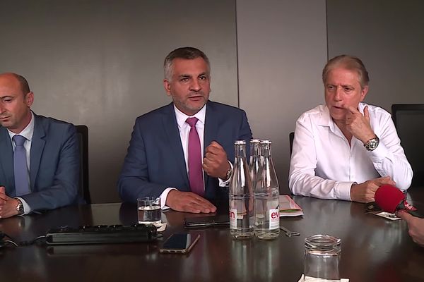 Le maire de Mandelieu Sébastien Leroy (au centre), lors d'une conférence de presse liée à Canua Island.