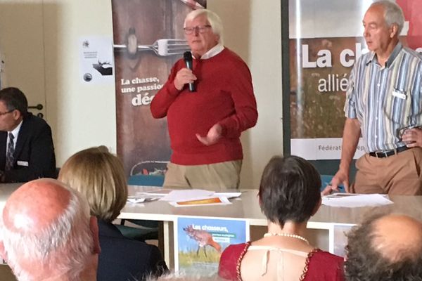 Alain Durand, président de la fédération des chasseurs de la Seine-Maritime (en rouge) lors de la conférence de presse de présentation de la réforme de la chasse. 