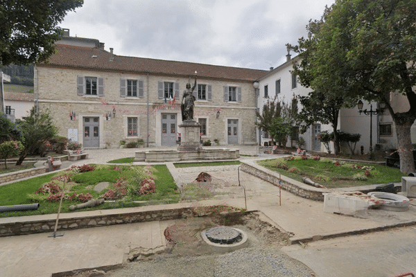 Saint-Pons-de-Thomières (Hérault) - la mairie - archives.