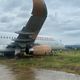 Un Airbus 320 a dépassé la piste lors de son atterrissage, samedi 25 mai, en Indonésie.