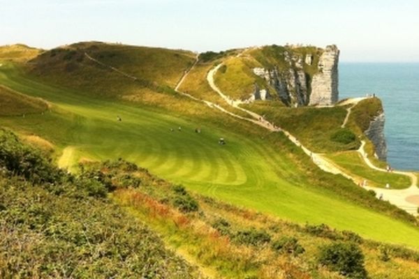 Etretat - A gauche :  le parcours de golf et à droite : le chemin ouvert au promeneurs le long du bord des falaises, au-dessus de l'aiguille