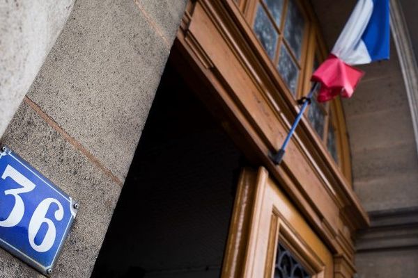 Au procès du "36", la tension entre les avocats des deux policiers jugés et le président de la cour d'assises est montée d'un cran.