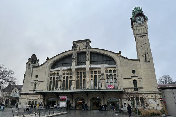 Les pompiers sont intervenus à 2h30 du matin, ce vendredi 27 septembre, sur le parvis de la gare de Rouen (Seine-Maritime). Un SDF de 58 ans est décédé sur la voie publique.