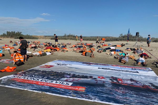 Des dizaines de personnes de l'ONG SOS Méditerranée se sont allongées sur le sable ce matin aux Aresquiers pour l'opération "die-in"- 27 août 2020 