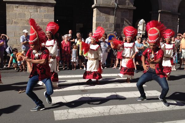 Les représentants de Tahiti dansent dans le centre-ville. 