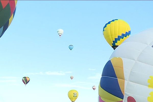 Une dizaine de montgolfières a pris son envol dans le ciel de Saint-Lupien.