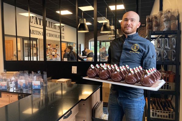 Jérémy Thierry, artisan-chocolatier à la Forêt-Fouesnant, a installé sa production de chocolat dans l'ancien atelier de forgeron de son grand-père