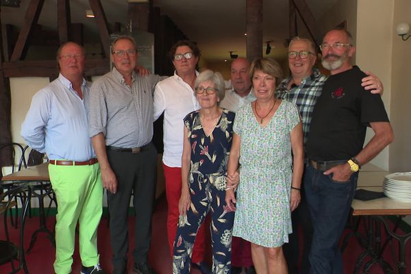 50 ans après, d'ancien camarades de classe réunis à Rouen.