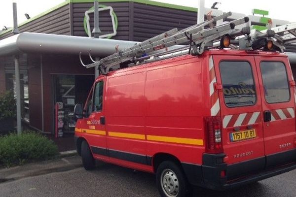 une inondation minime dans le magasin, due à une canalisation bouchée