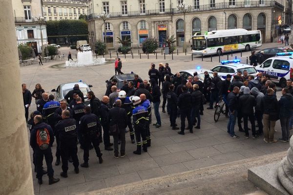 80 policiers réunis place Graslin à Nantes le 19 octobre 2016