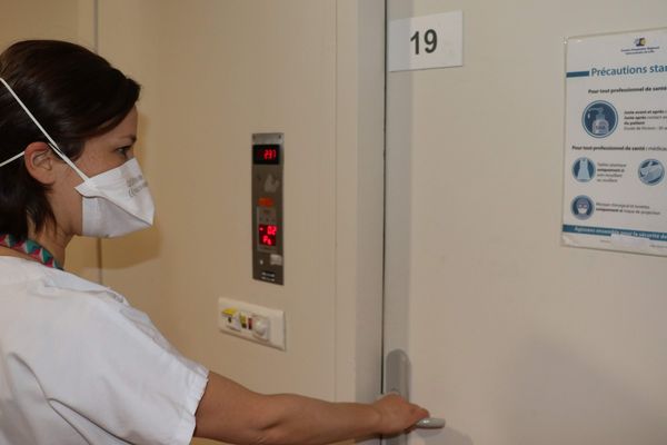 A l'entrée d'une chambre du service des maladies infectieuses au CHU de Lille