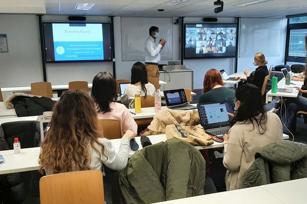 Les nouvelles salles  dites "Hyflex" permettent de réaliser les cours de manière hybride (à distance et sur place en même temps).