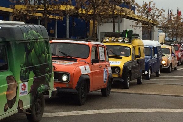 Les participants du 4L Trophy édition 2017 se sont rassemblés ce matin à Odysseum avant le grand départ le 16 février à Biarritz - 14 février 2017.