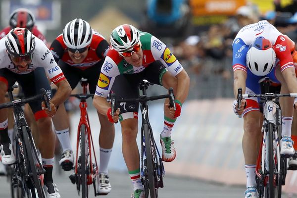 Arnaud Démare (à droite) a terminé second de l'étape derrière Fernando Gaviria (à gauche). Le vainqueur initial du sprint, Elia Viviani (au centre), a été déclassé.