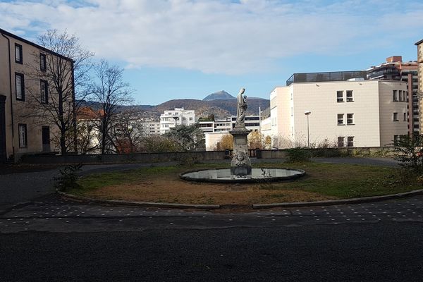 L'ancienne cour intérieure de l'Hôtel-dieu de Clermont-Ferrand sera transformée lors de la création de la nouvelle bibliothèque, puisqu'une nouvelle structure doit y être construite.