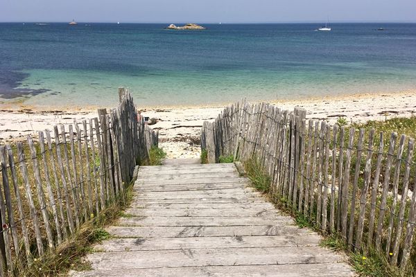 Au-delà des canisses, un dégradé de bleu à se damner, archipel des Glénan (29) juin 2019