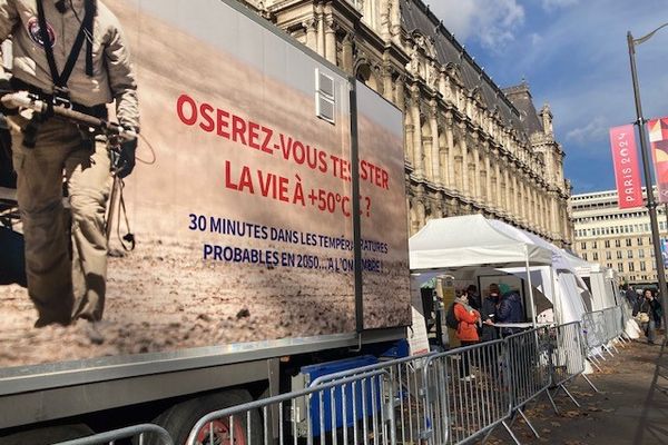 Une cabine à 50 °C pour "s’immerger dans le climat du futur" est installée jusqu'à jeudi, rue Lobau, à Paris.