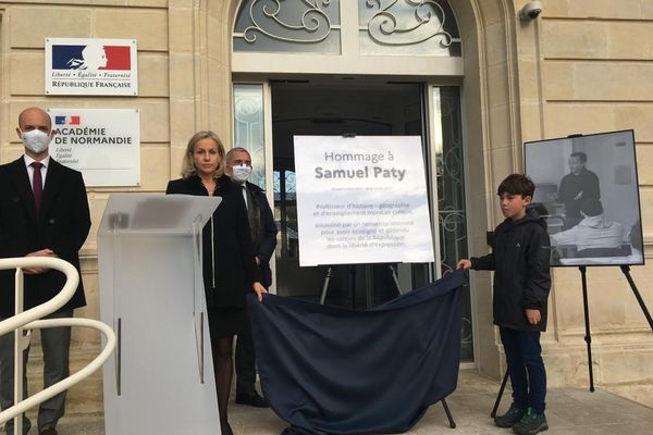 Une plaque en hommage à Samuel Paty a été dévoilée au Rectorat de Caen.