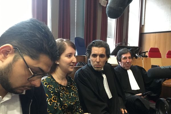 8 octobre 2019. Mounia Haddad au tribunal d’Orléans en compagnie de Me Abed Benjador, son avocat. 