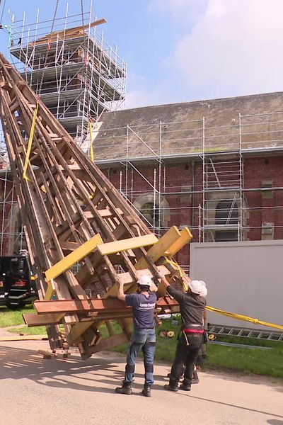 Le clocher de l'église de Merville-au-bois a été démonté pour être restauré mardi 4 juin.