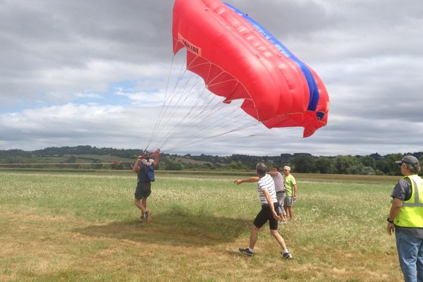 22 compétiteurs âgés de 15 à 73 ans participent à l'épreuve du parachutisme ascensionnel.