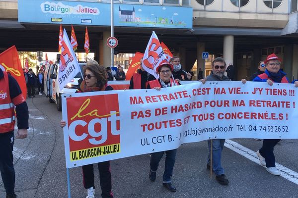 Environ 1000 personnes ont manifesté contre la réforme des retraites ce jeudi 16 janvier à Bourgoin-Jallieu. 