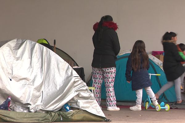 Alors que le collectif Jamais Sans Toit célèbre ses 10 ans, les enfants à la rue sont toujours plus nombreux dans la Métropole de Lyon. Sur le campement de la Place Carnot, ils sont une trentaine.