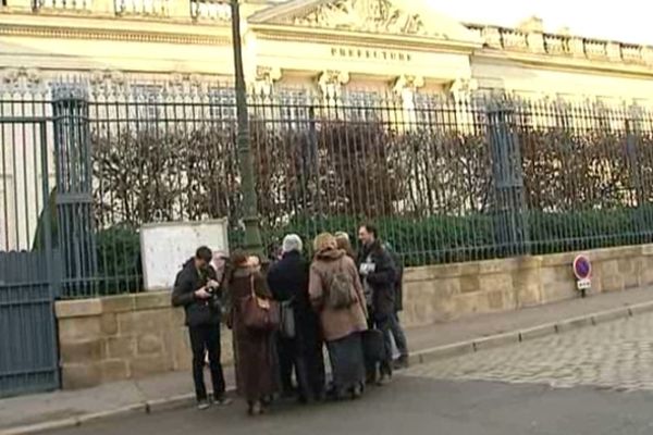 A l'issue des rencontres avec la commission du dialogue devant la Préfecture de Nantes les groupes se succèdent 