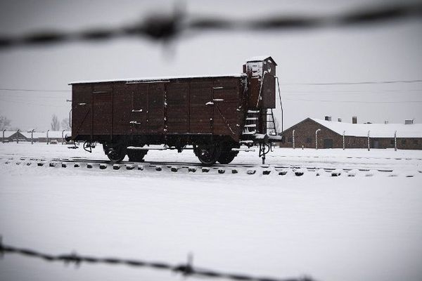 Le silence et la neige enveloppent le camp d'Auschwitz libéré le 27 janvier 1945 par les soldats de l'Armée Rouge