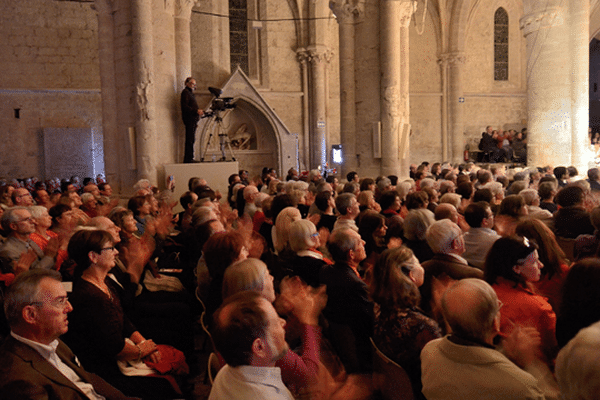 Abbatiale d'Ambronay (intérieur avec public)