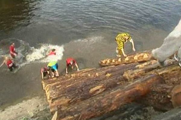 Septembre 2012. Un prisonnier tente de franchir l'un des 30 obstacles de la course.